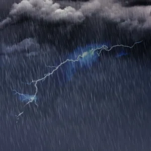 Frente fria traz temporais e muda o tempo no fim de semana em SC