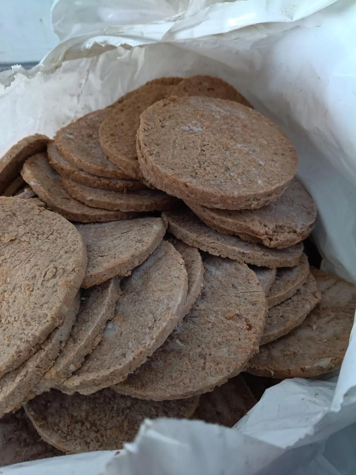 Frigorífico é interditado por más condições e uso de produtos vencidos em SC