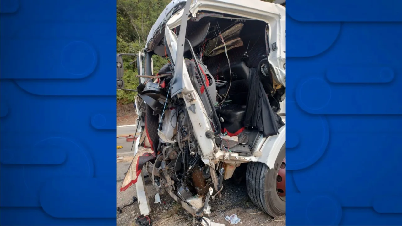 Grave acidente deixa motorista preso às ferragens na BR-282