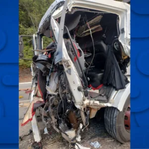 Grave acidente deixa motorista preso às ferragens na BR-282.| Foto: CBMSC Divulgação / Reprodução