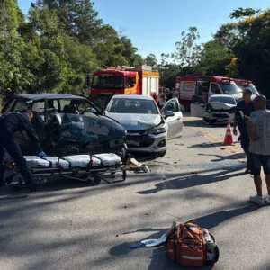 Grave acidente deixa vítimas presas às ferragens na BR-282 (2)