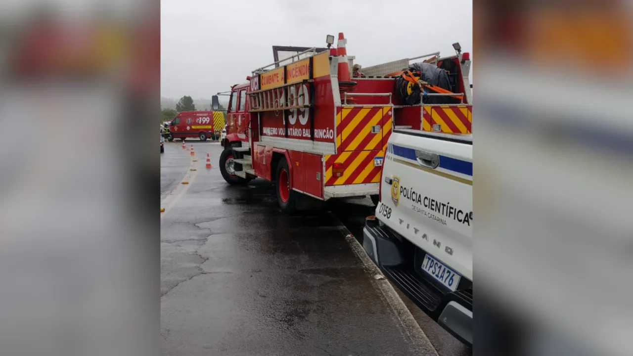 Grave acidente entre carro em moto termina em morte em SC