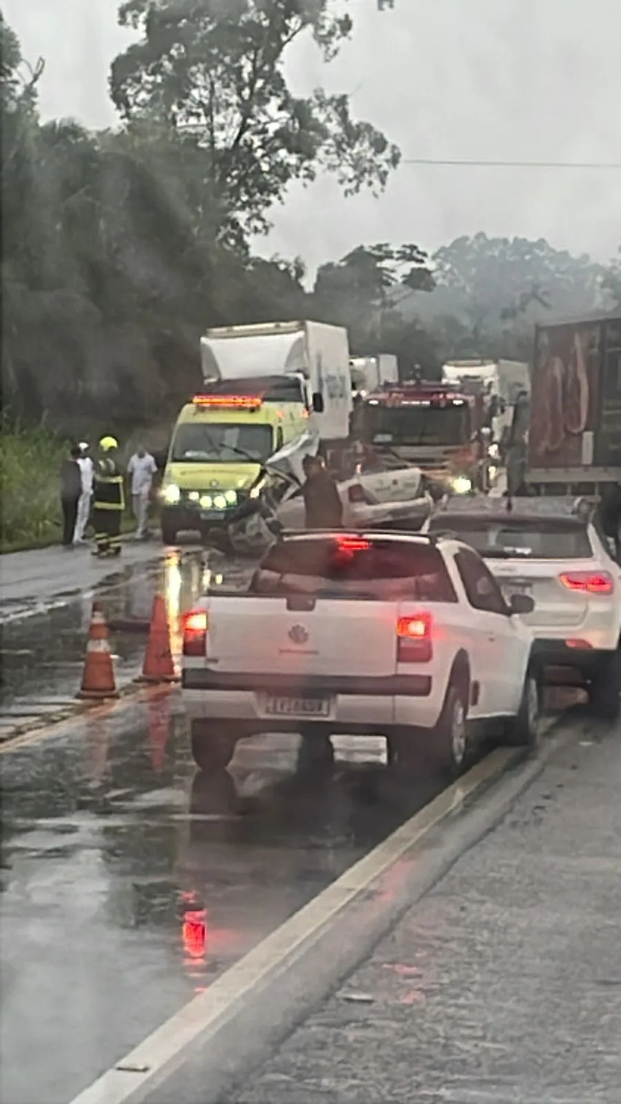 Grave acidente na BR-470 deixa dois mortos e causa bloqueio no trânsito