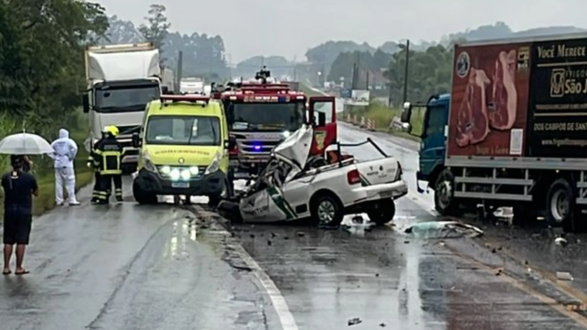 Grave acidente na BR-470 deixa dois mortos e causa bloqueio no trânsito
