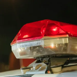 Homem ataca PMs com moto e é baleado em Chapecó