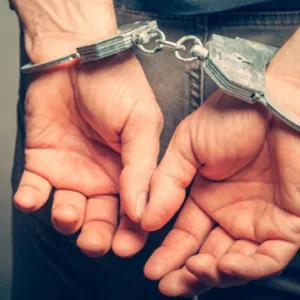 Homem é preso após furtar pai e tentar incendiar quarto