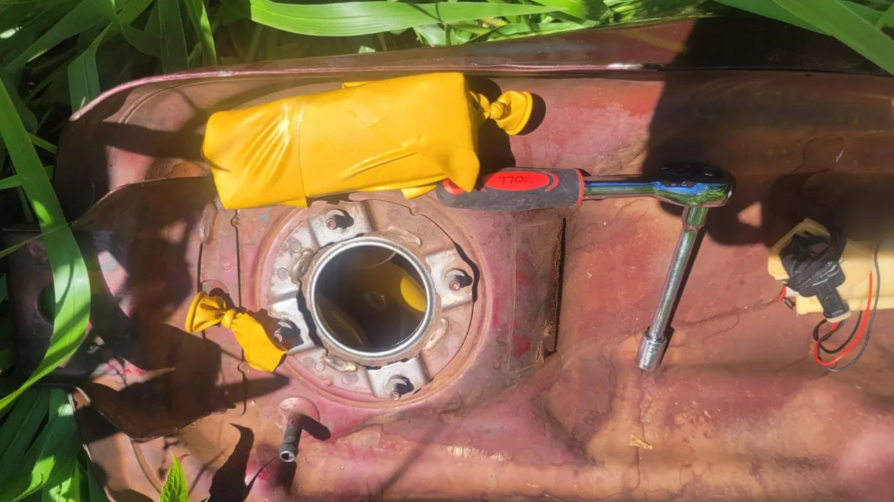 Homem é preso com 5,7 kg de cocaína escondida no tanque da moto