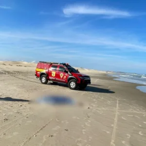 Homem entra no mar para salvar jovem e acaba se afogando em SC