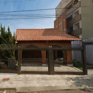 Homem ergue muro de 13 metros para impedir visão de prédio vizinho -  Imagem: reprodução/ Redes