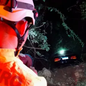 Homem fica ferido após carro sair da pista e cair em ribanceira no Oeste de SC