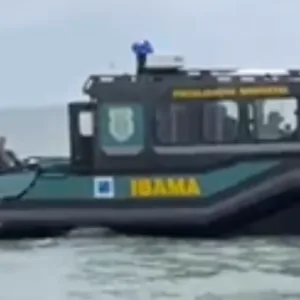Ibama atira contra embarcação catarinense em SP | Imagem: reprodução/
@pescadatainha