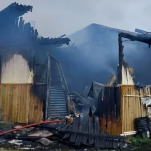 Incêndio destrói casa de madeira em Lages | Foto: 5º BBM