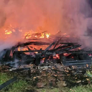 Incêndio destrói casa de madeira em Otacílio Costa
