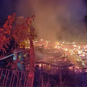 Incêndio destrói casa de madeira no interior de Alfredo Wagner | Foto: 5º BBM