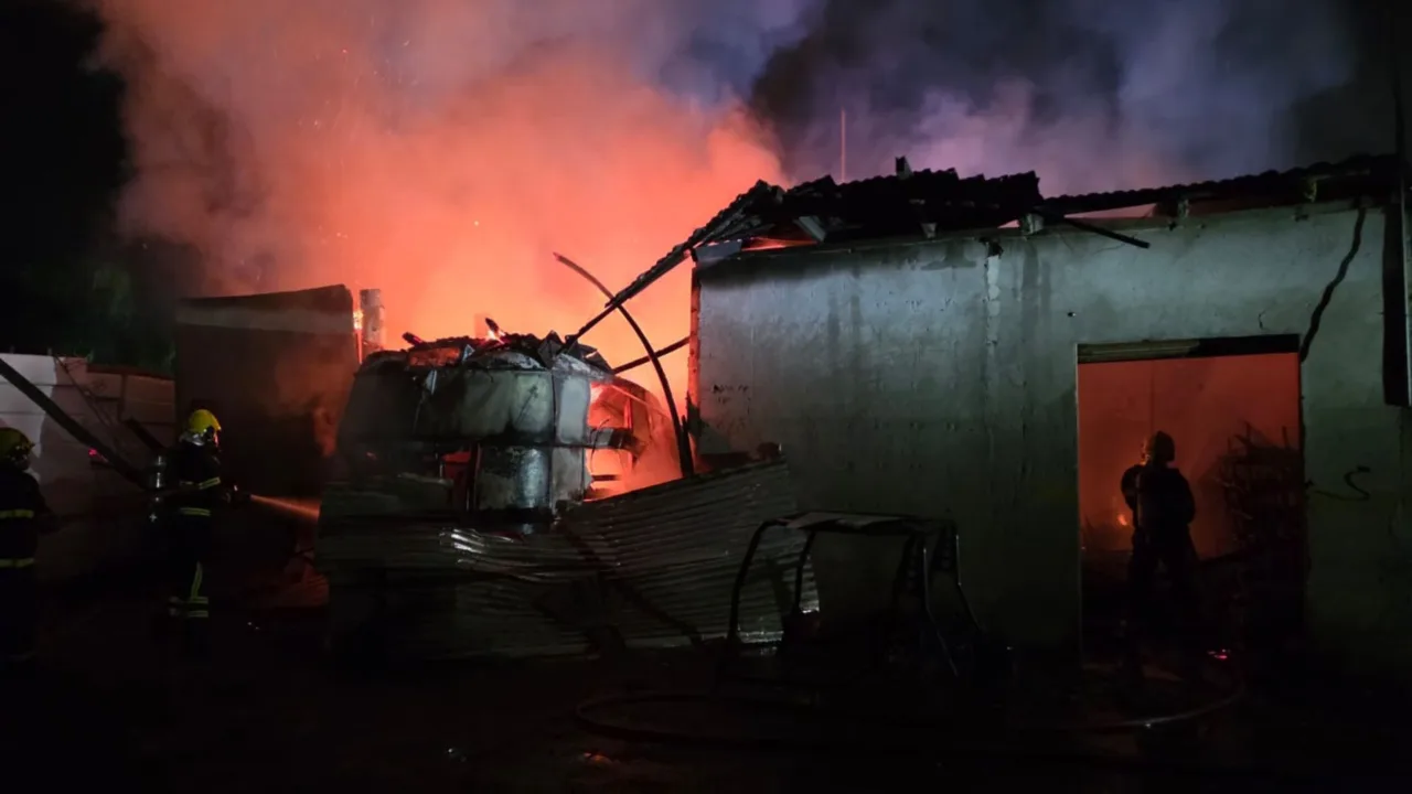 Incêndio próximo a posto de combustível mobiliza bombeiros em SC