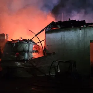 Incêndio próximo a posto de combustível mobiliza bombeiros em SC | Foto: Divulgação/CBMSC