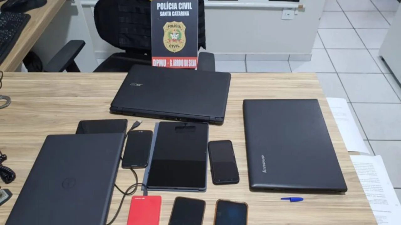 Investigação por estelionato leva polícia a descobrir material de abuso sexual em SC