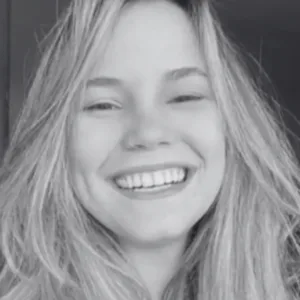 Jornalista morre após sentir dores nas costas e ser diagnosticada com câncer agressivo