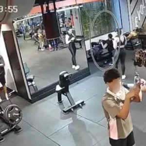 Jovem tem joelhos prensados por 160 kg durante treino em academia