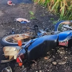 Jovens ficam gravemente feridos após batida violenta na SC-492