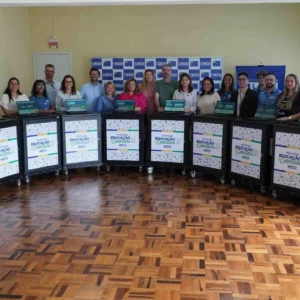 Lages entrega dez laboratórios de informática móveis