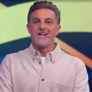 Luciano Huck recebe 11 prêmios no SBT