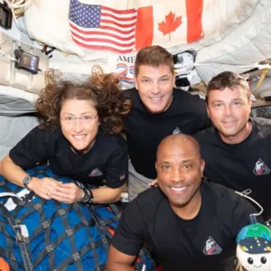 Missão Artemis II retorna à Terra nesta sexta (10) após sobrevoo histórico da Lua