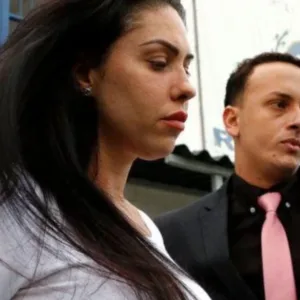 Monique Medeiros, mãe de Henry Borel, se entrega à polícia após determinação do STF