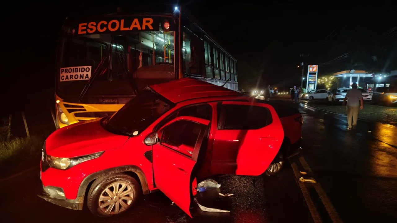 Grave acidente entre ônibus escolar e caminhonete deixa mulher morta em SC
