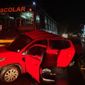 Grave acidente entre ônibus escolar e caminhonete deixa mulher morta em SC | Foto: Divulgação/PMRv