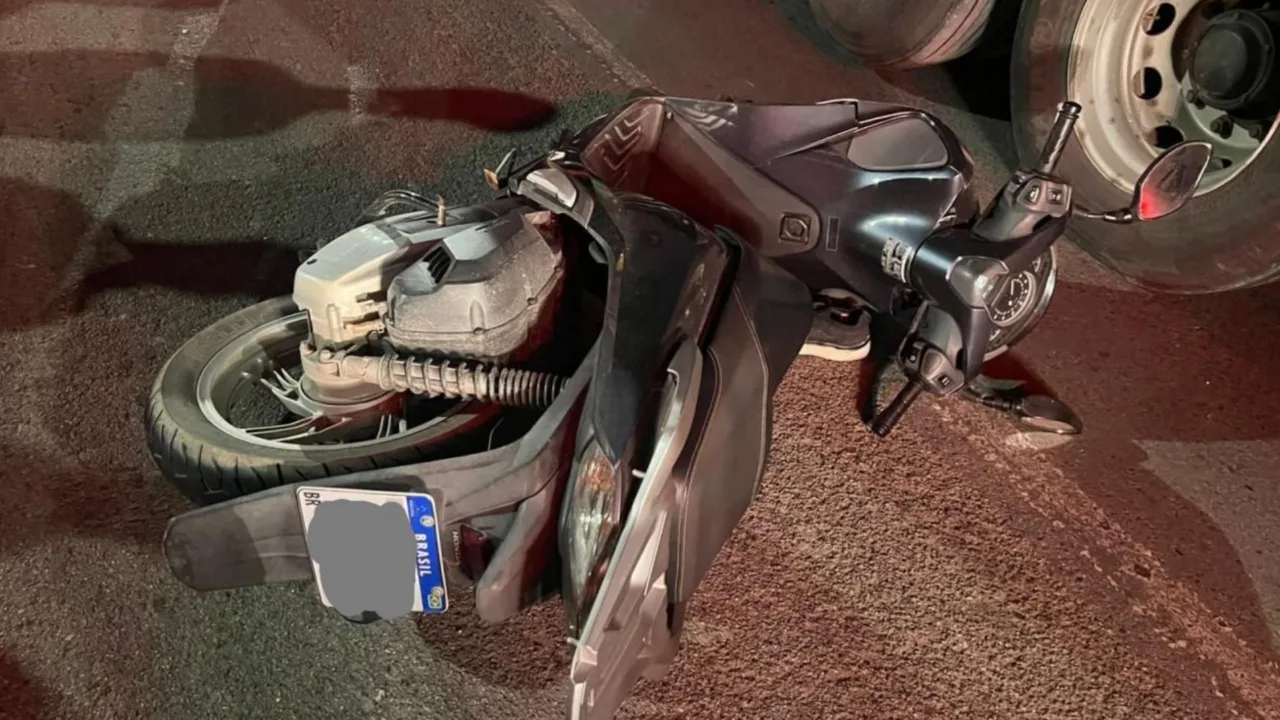 Motociclista bate em carro, cai sob caminhão e morre em Itajaí