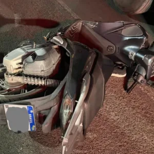 Motociclista bate em carro, cai sob caminhão e morre em Itajaí