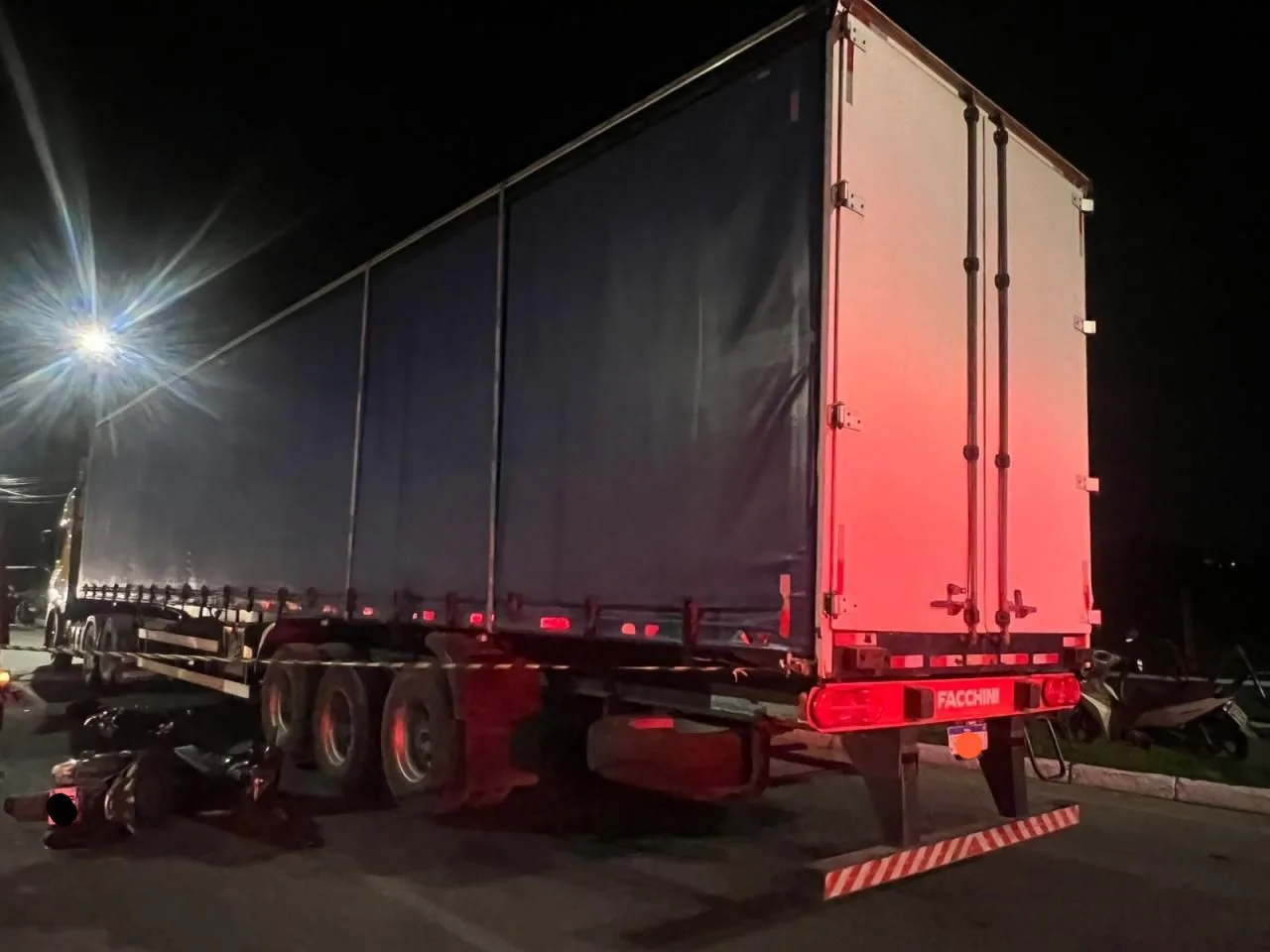 Motociclista bate em carro, cai sob caminhão e morre em Itajaí (2)