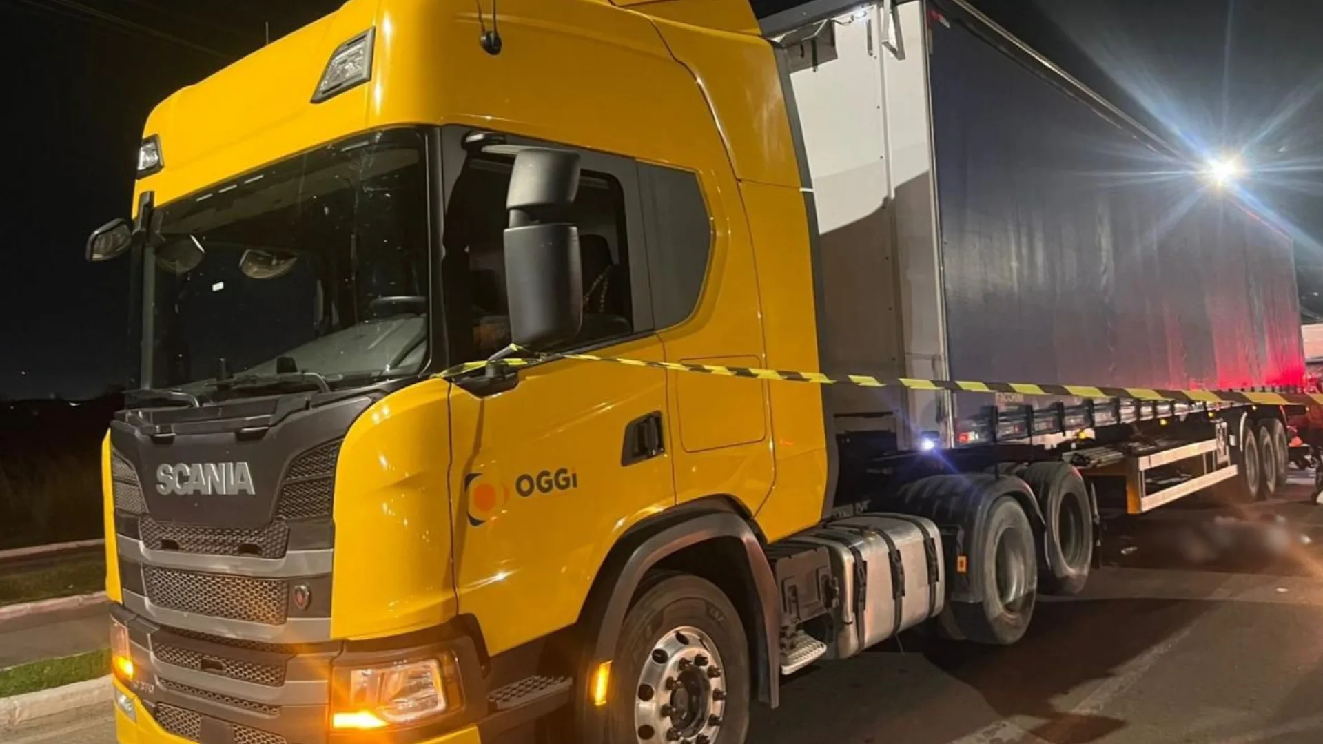 Motociclista bate em carro, cai sob caminhão e morre em Itajaí (2)