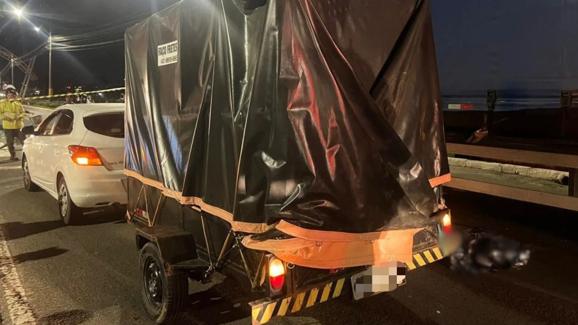 Motociclista bate em carro, cai sob caminhão e morre em Itajaí (2)