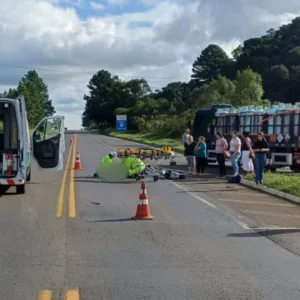 Motociclista de 20 anos morre após acidente na BR-116 - Imagem: reprodução/ CBMSC