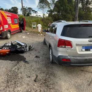 Motociclista é arremessado em acidente na SC-281 e fica gravemente ferido - Imagem: reprodução/ CBMSC