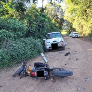 Motociclista morre após invadir contramão e colidir com carro