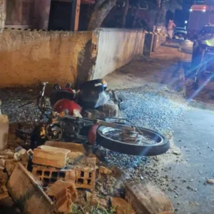 Motociclista morre após ser arremessado contra muro em SC