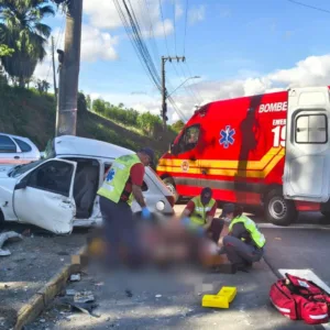 Motorista é socorrido após colisão com poste em SC - Imagem: reprodução/ CBMSC