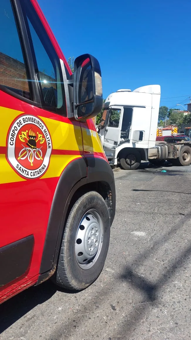 Motorista fica em estado grave após caminhão atingir muro em SC