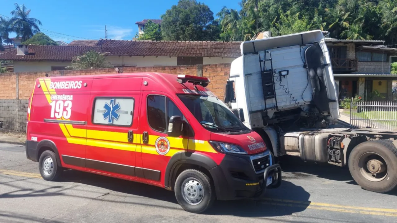 Motorista fica em estado grave após caminhão atingir muro em SC