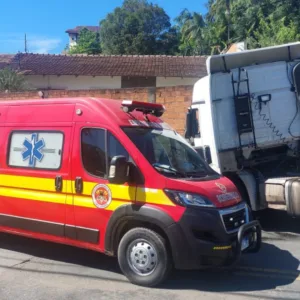 Motorista fica em estado grave após caminhão atingir muro em SC