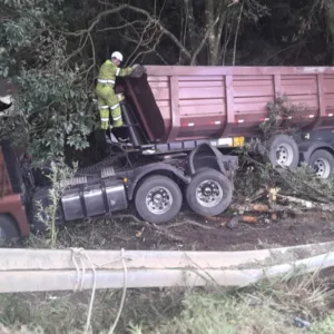 Motorista fica preso às ferragens após caminhão cair em ribanceira - Imagem: CBMSC