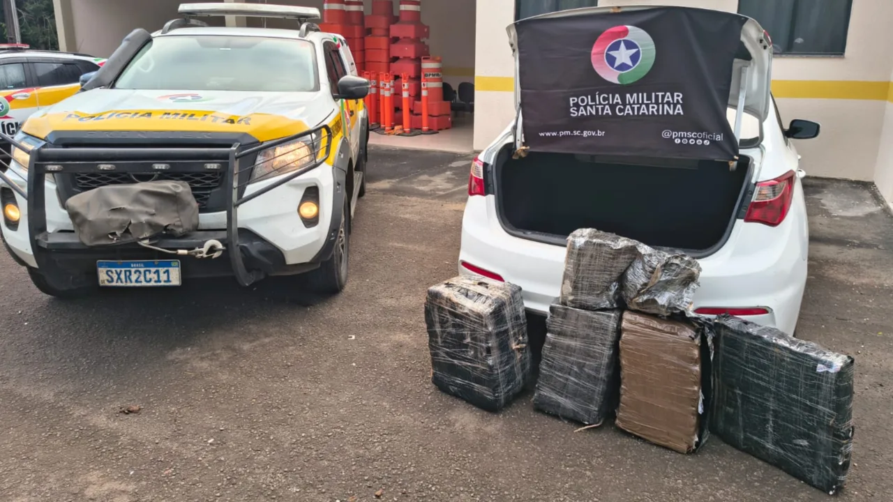 Motorista foge da PM e deixa 98 kg de maconha em SC