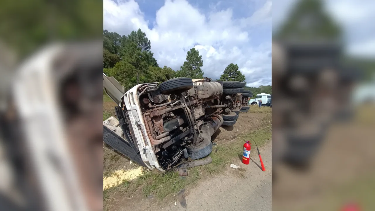 Motorista morre após carreta sair da pista na BR-470 em SC