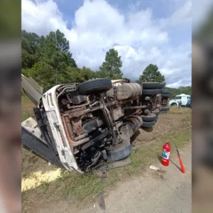 Motorista morre após carreta sair da pista na BR-470 em SC