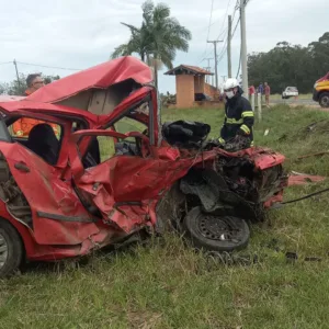 Motorista morre e carro fica destruído após acidente em SC