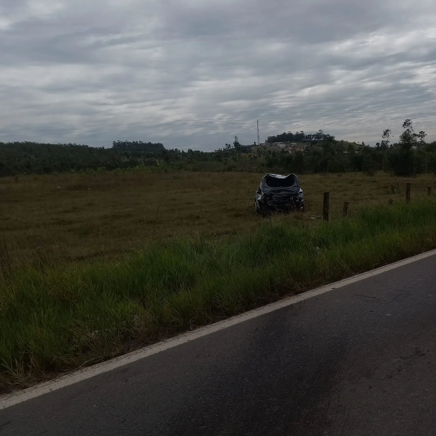 Motorista morre e carro fica destruído após acidente em SC