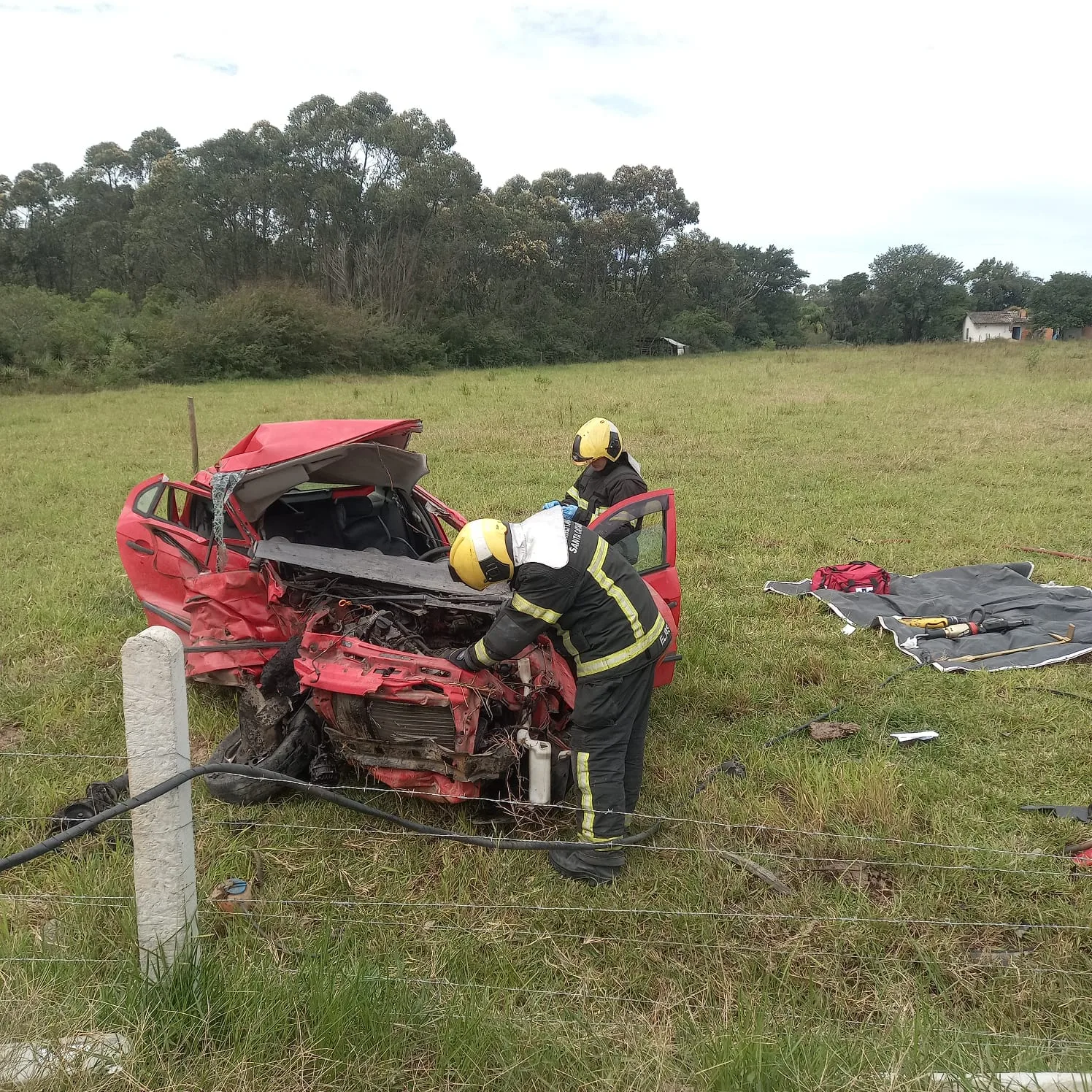 Motorista morre e carro fica destruído após acidente em SC